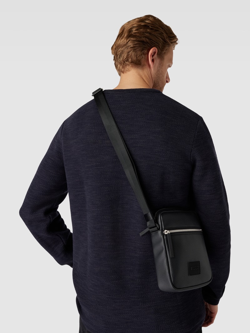 Crossbody Bag mit Label-Patch Modell 'Ethon' in schwarz