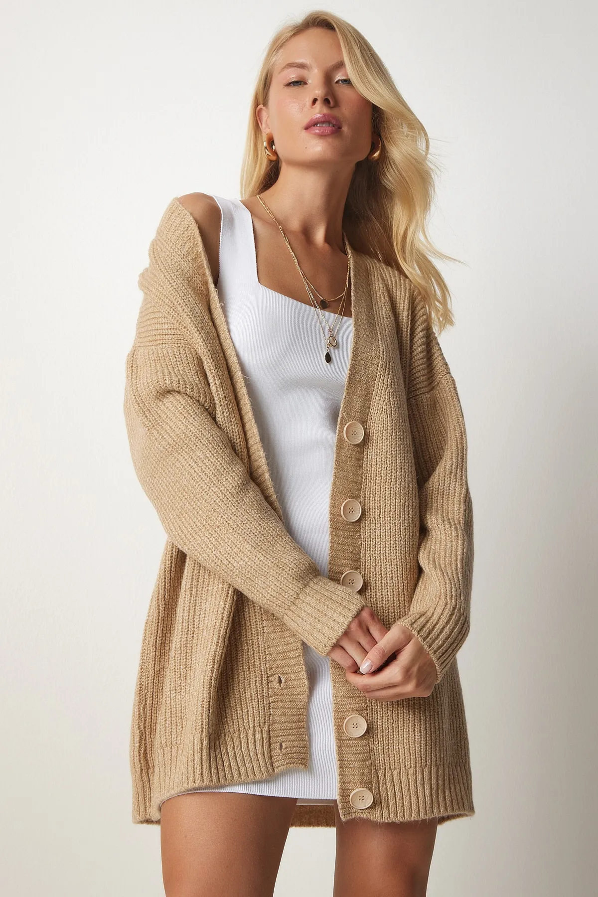 Happiness İstanbul  Beigefarbene, lange Strickjacke mit Knöpfen für Damen MX00117
