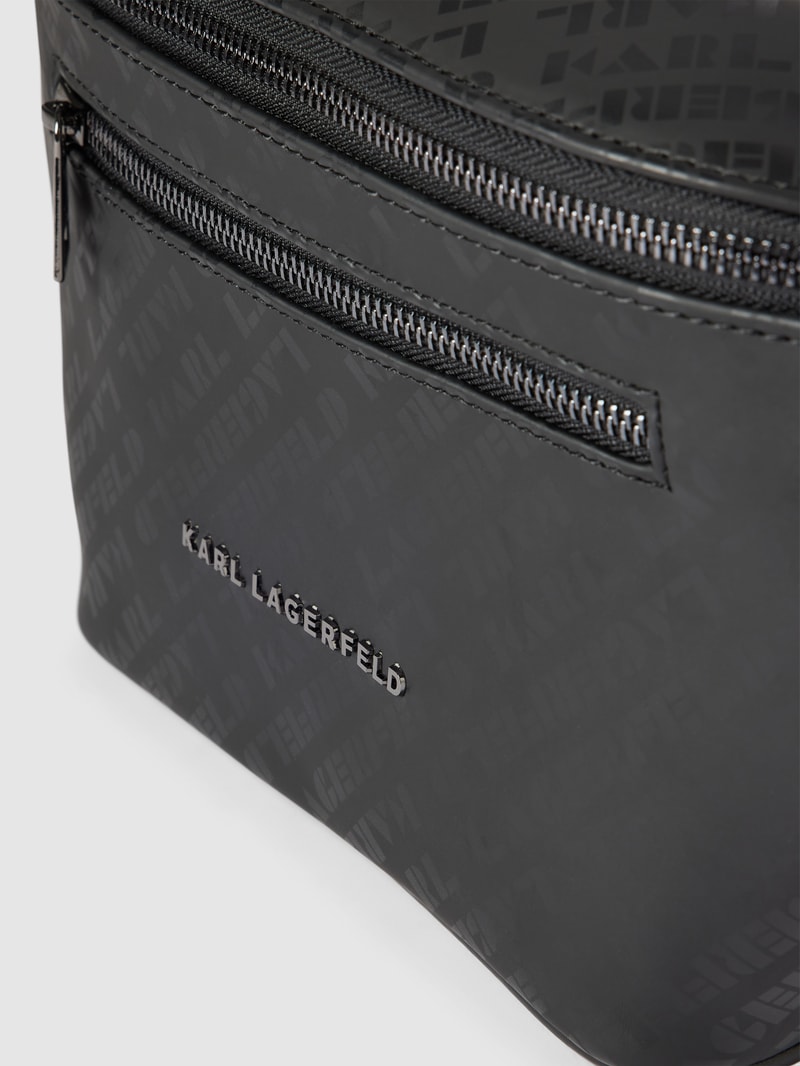 Bauchtasche mit Label-Detail in schwarz