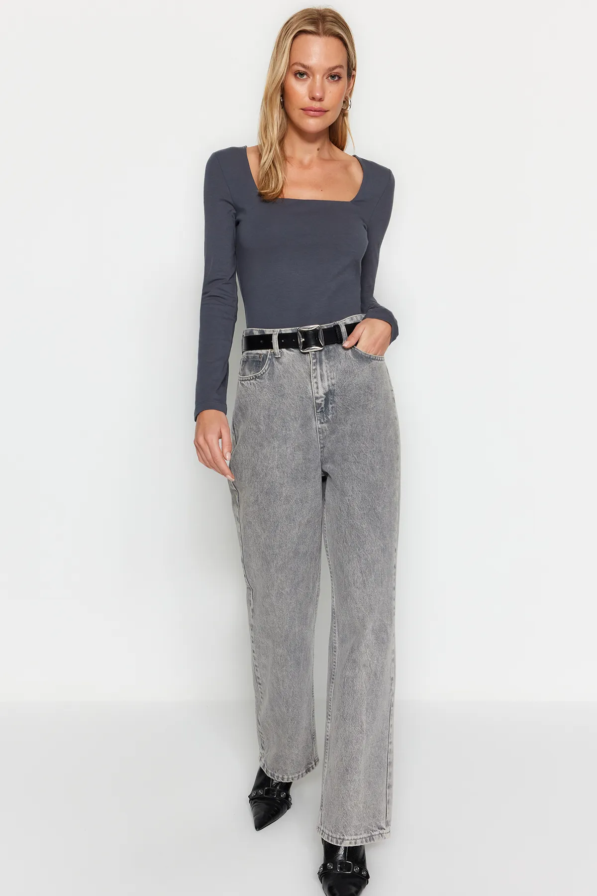Trendyol Collection  Anthrazitfarbene Strickbluse aus Baumwolle mit quadratischem Kragen und regulärer Passform TWOAW24BZ00016