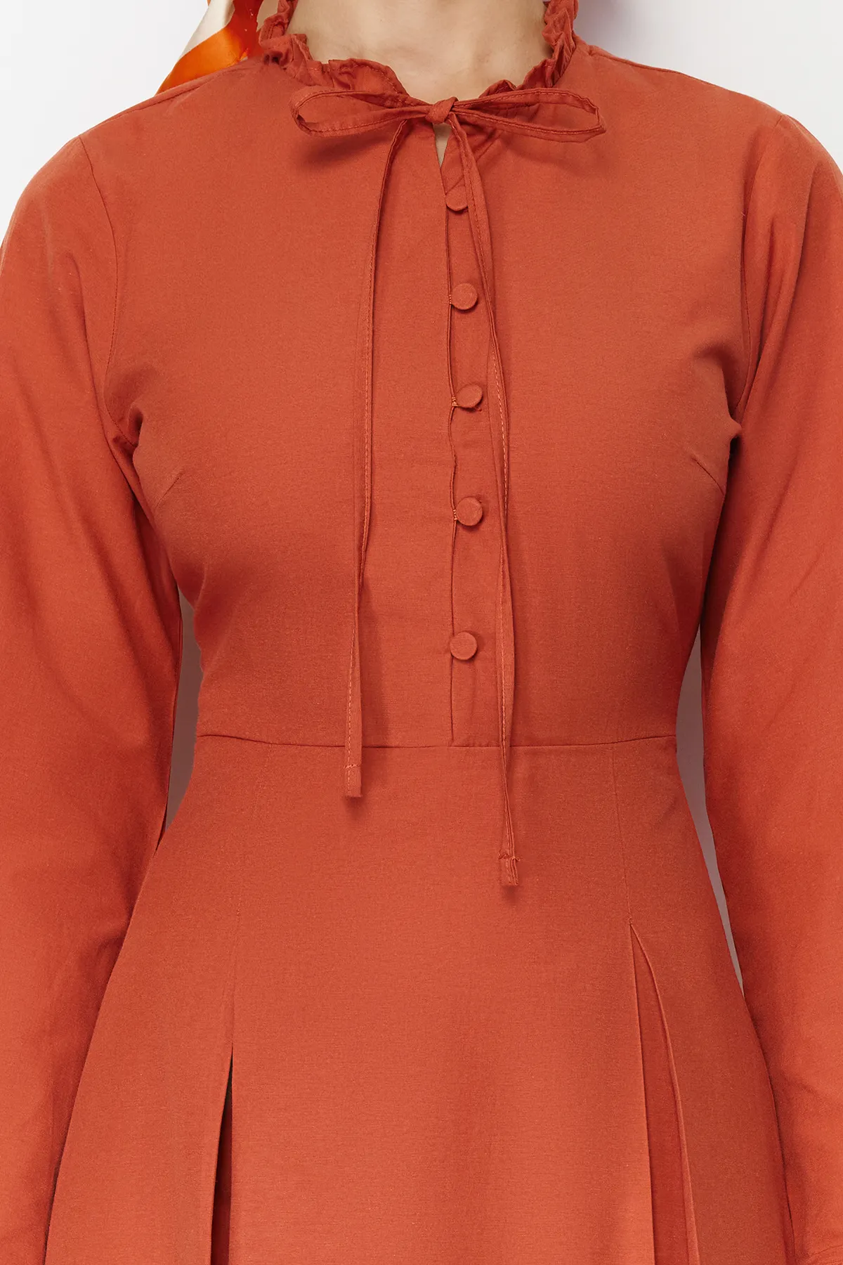 Trendyol Modest  Geknöpftes Webkleid mit Fliesenkragen und Krawatte und detailliertem Detail TCTSS24EB00149