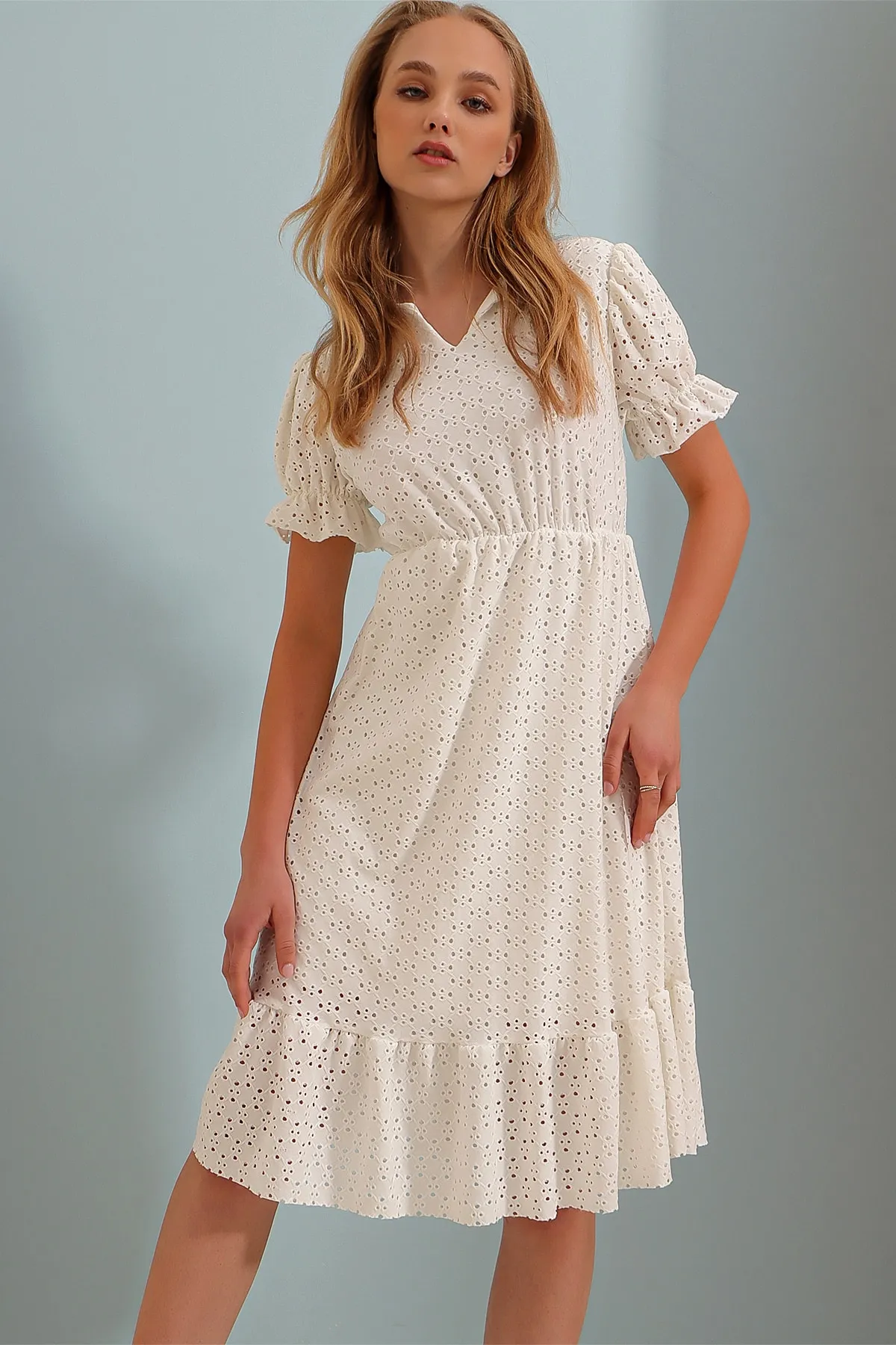 Trend Alaçatı Stili  Ecrufarbenes Damenkleid mit V-Ausschnitt und Wassermelonenärmeln, voll geschnürt und gefüttert ALC-X8289