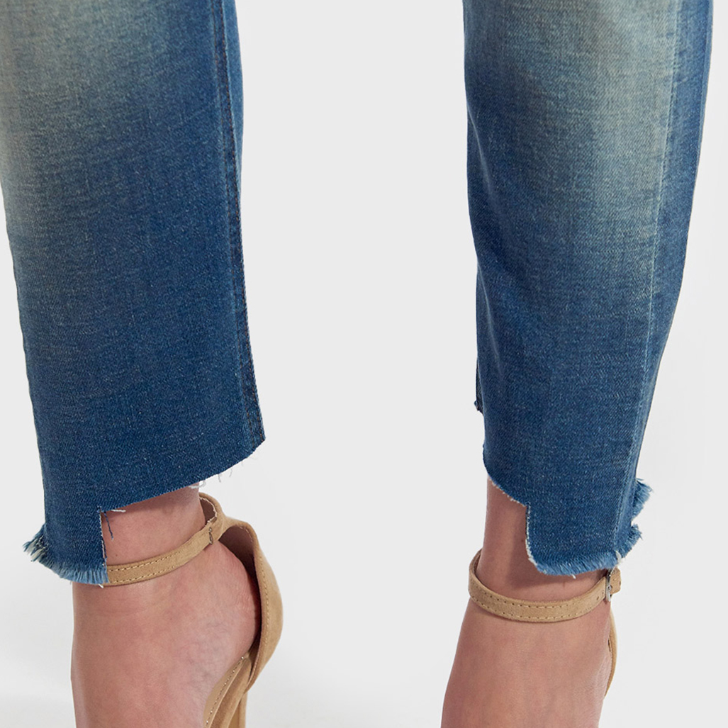 FUNKY  Jean effet délavé & déchiré avec broderie fils couleur, coupe straight