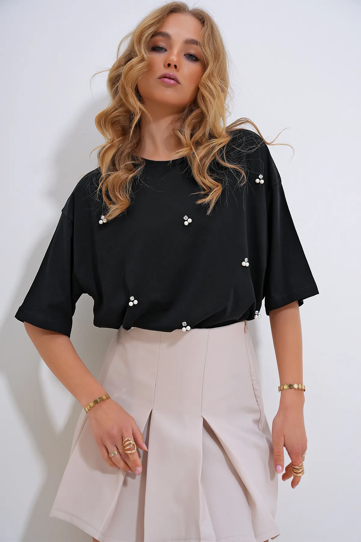 Trend Alaçatı Stili  Schwarzes Oversize-T-Shirt mit Rundhalsausschnitt und Perlen- und Steinstickerei für Damen ALC-X11964