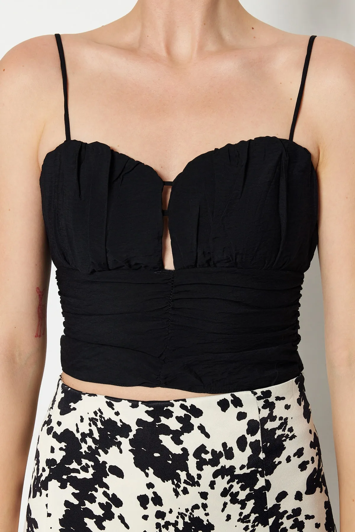 Trendyol Collection  Schwarzes, bauchfreies, gefüttertes Popeline-Bustier TPRSS22BS0060