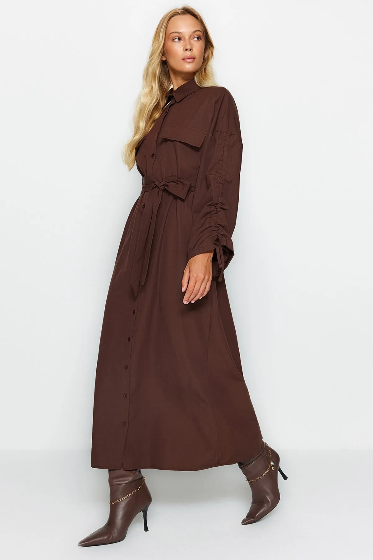 Trendyol Modest  Braunes Hemdblusenkleid aus gewebter Baumwolle mit Gürtel und verstellbaren Ärmeln TCTSS23EB00365