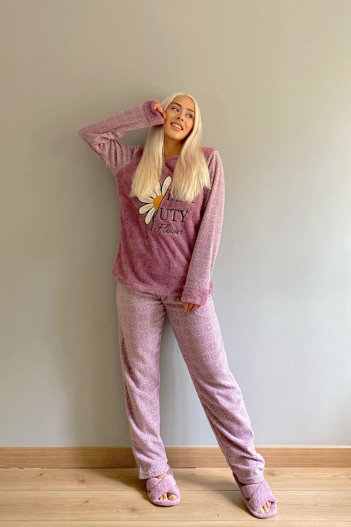 Pijamaevi  Plüsch-Pyjama-Set für Damen mit violettem Gänseblümchenmuster