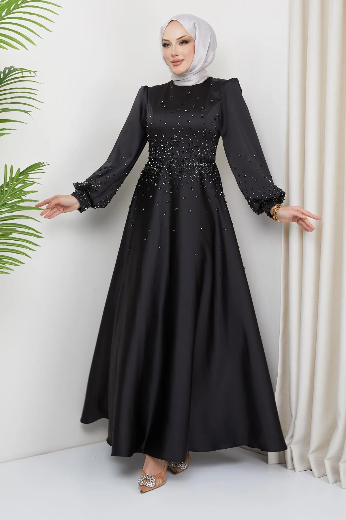 Olcay  Satin-Abendkleid mit verteilten Steindetails vorne und an den Ärmeln SCHWARZ 1658
