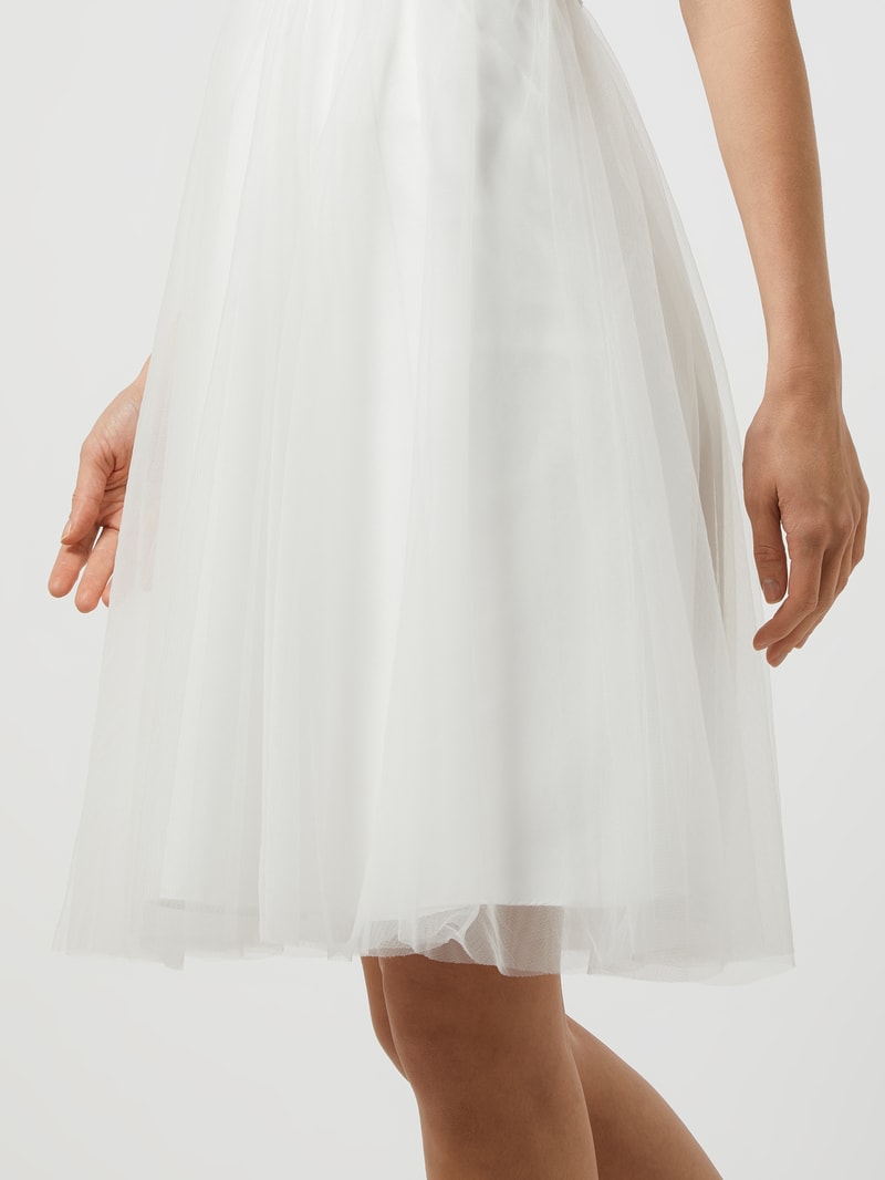 Brautkleid aus Häkelspitze und Tüll in offwhite