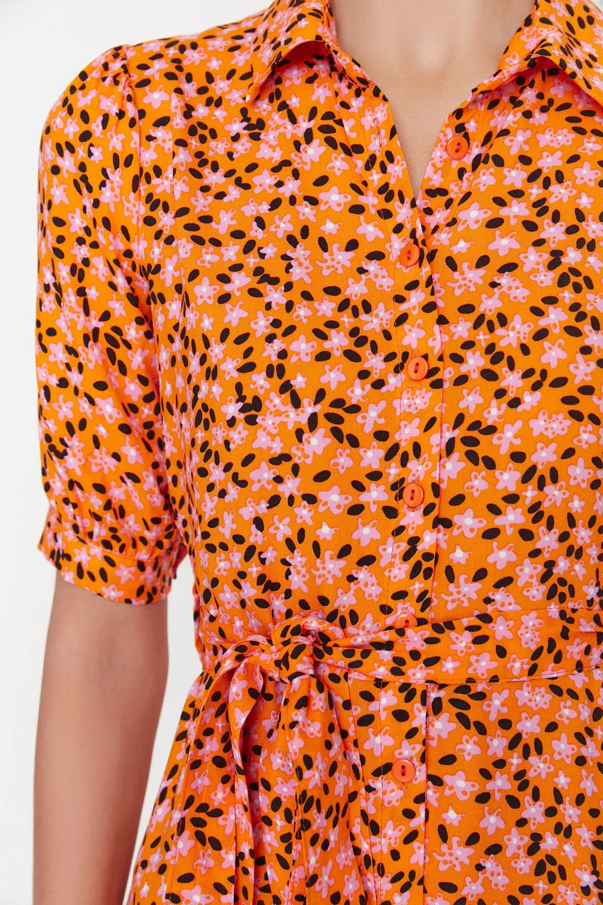 Trendyol Collection  Orangefarbenes, gewebtes Midi-Hemdkleid aus Viskose mit Blumendruck und Gürtel TWOSS20EL1559