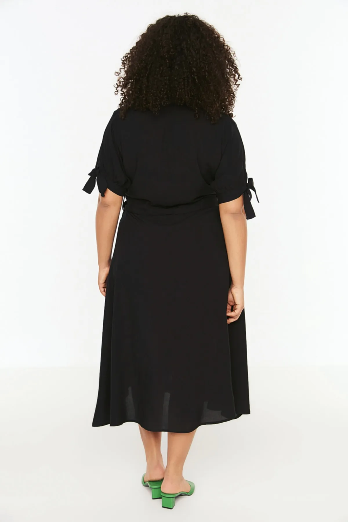 Trendyol Curve  Schwarzes gewebtes Kleid mit Knöpfen und Gürtel TBBSS22EL1603