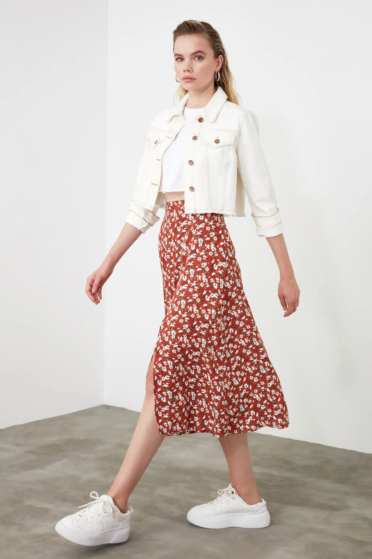 Trendyol Collection  Gewebter Midirock aus Viskosestoff mit Blumenmuster und Fliesenschlitzen TWOSS20ET0230