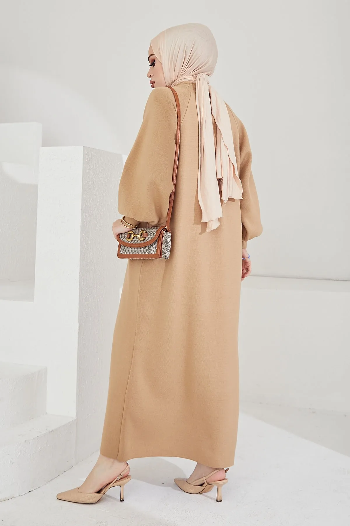 InStyle  Mina Strick-Hijab-Kleid mit Ballonärmeln – Kamel