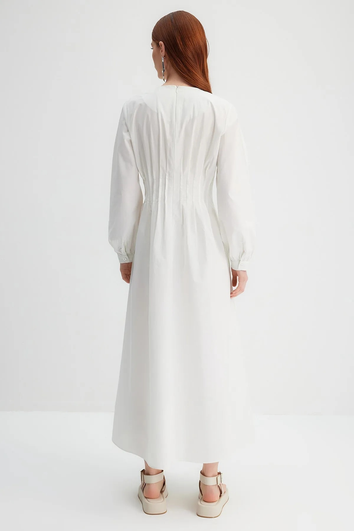 Trendyol Modest  Kevser Sarıoglu Puderfarbenes, geripptes Kleid mit Taschendetails aus 100 % Baumwollpopeline TCLSS23EB00005