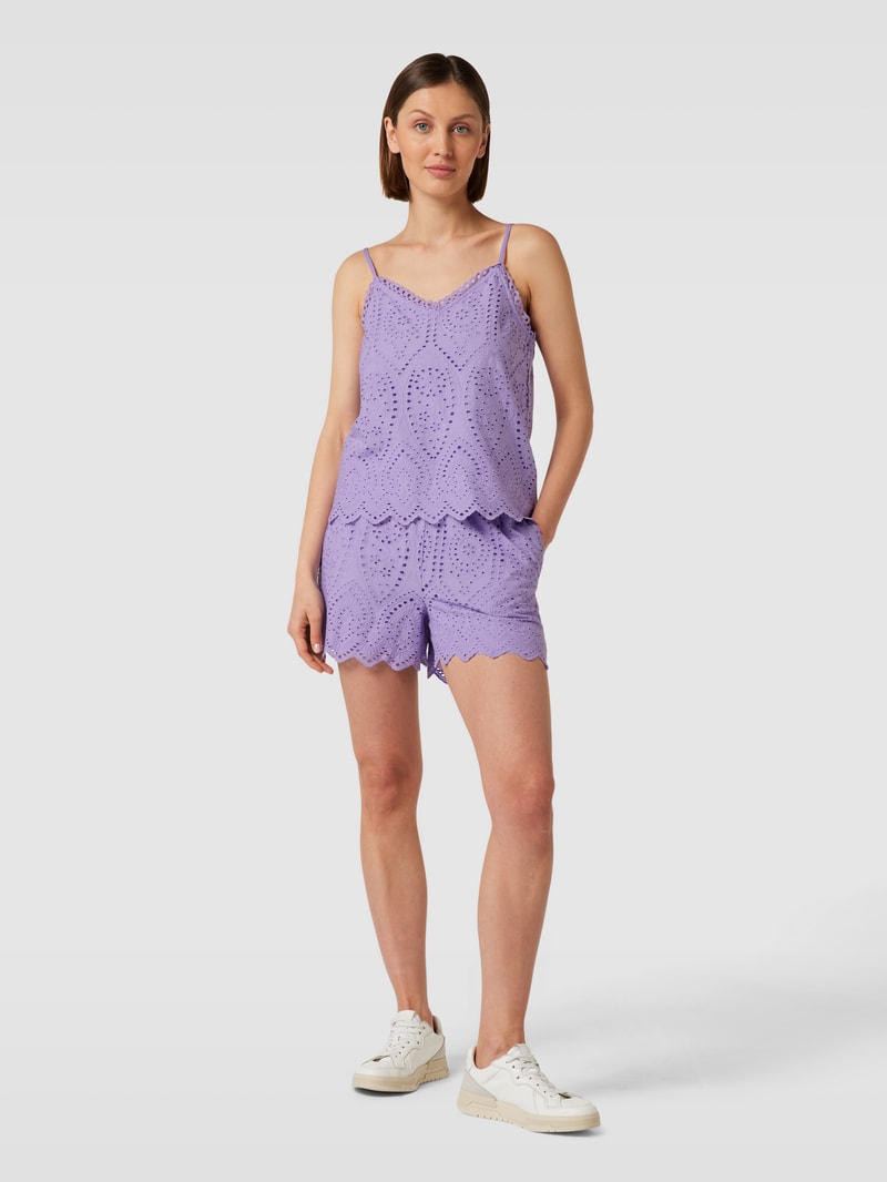 Shorts mit Lochstickerei Modell 'Holi' in flieder