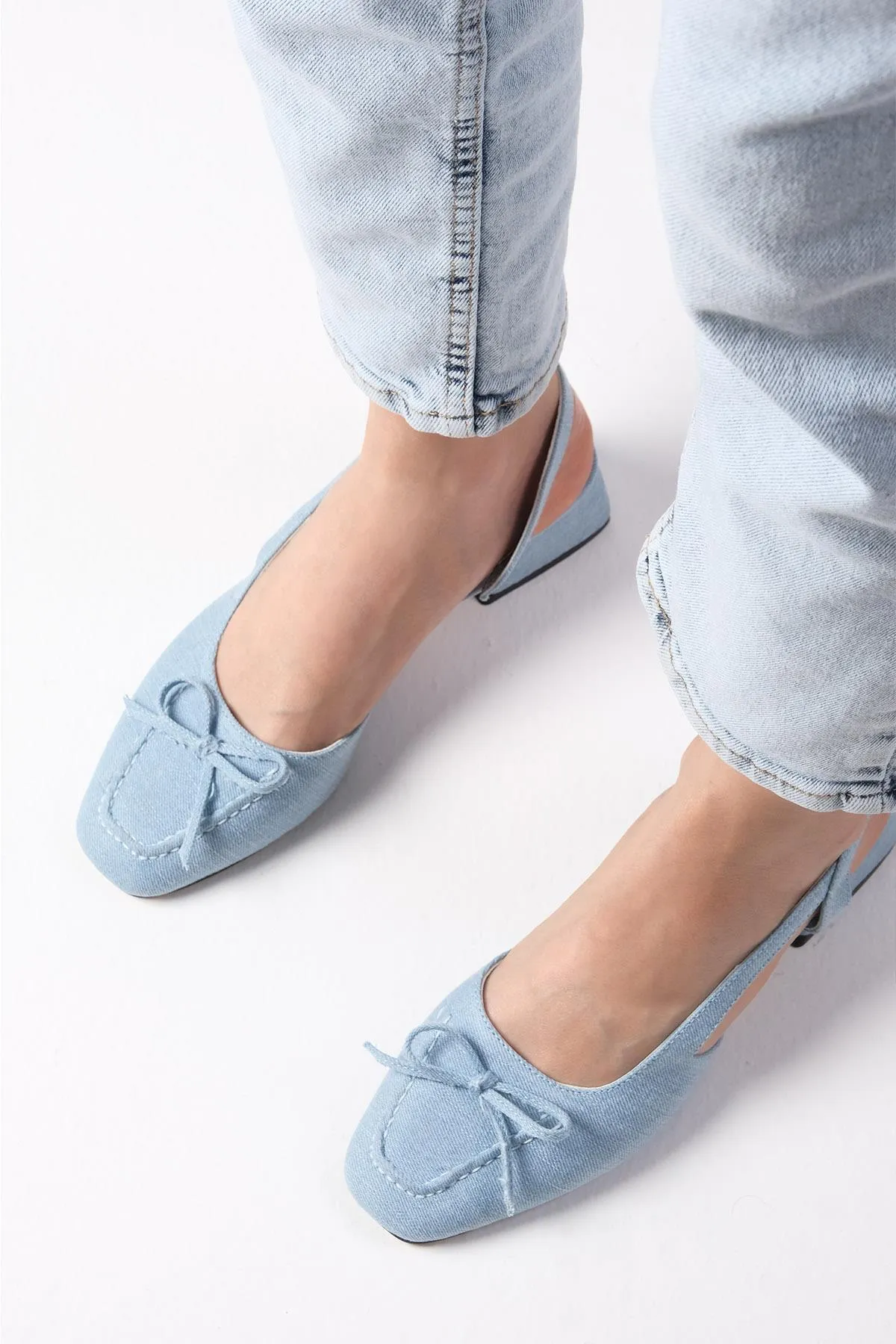 Mio Gusto  Bria Jeansschuhe aus Denimstoff mit offener Rückseite für Damen mit kurzem Absatz in Blau