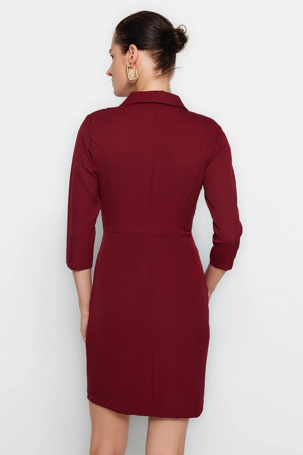 Trendyol Collection  Weinrotes Mini-Webkleid mit V-Ausschnitt TWOAW23EL00384