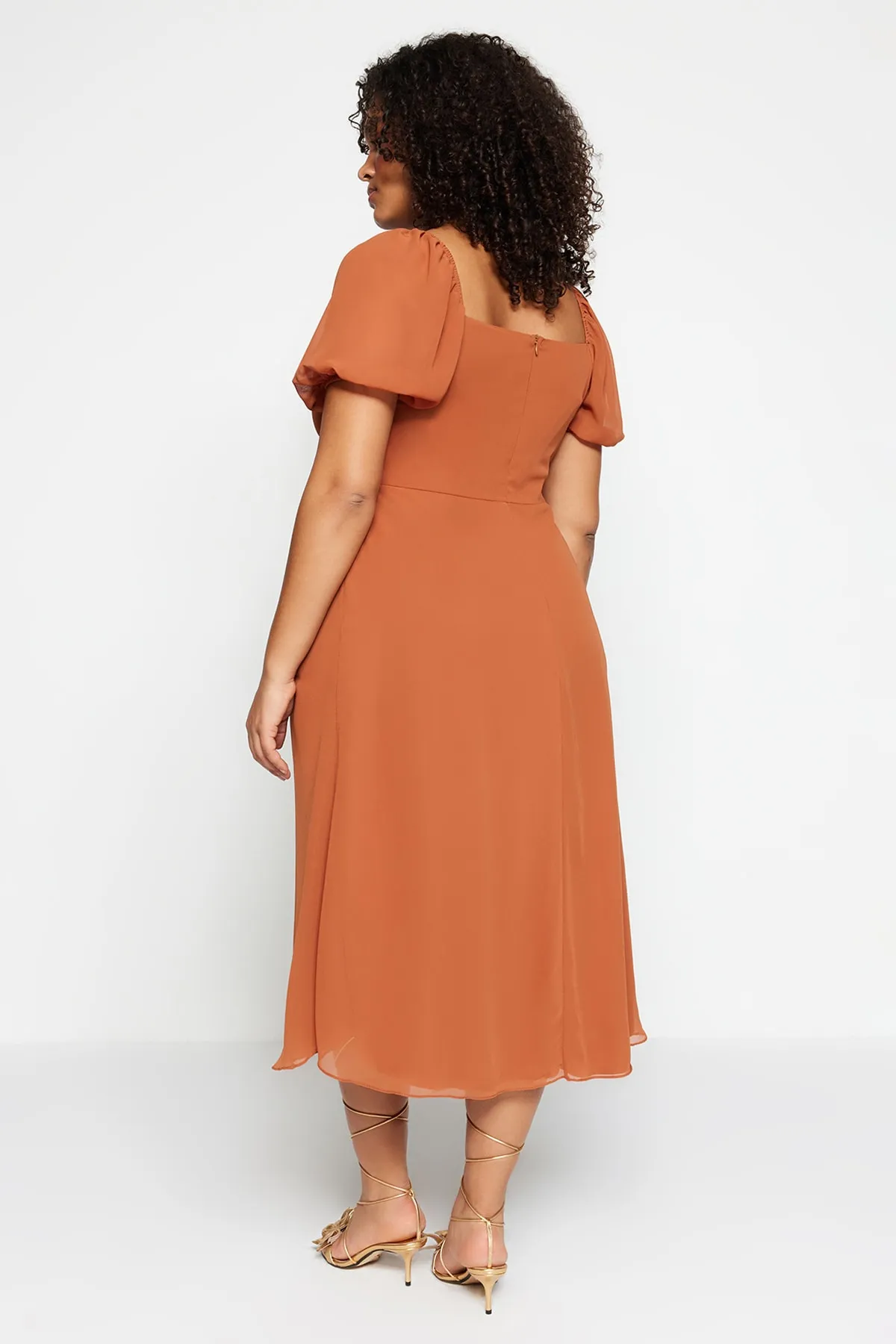 Trendyol Curve  Kleid mit Schlitz und Kachelmuster TBBSS22AH0012