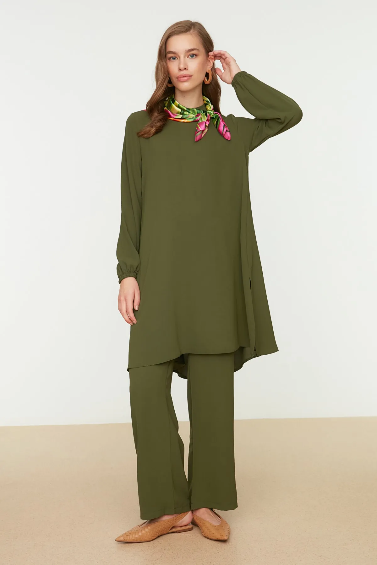 Trendyol Modest  Khakifarbenes Aerobin-Tunika-Hosen-Set mit elastischen Ärmeln und weitem Bein, gewebt TCTSS22US0023