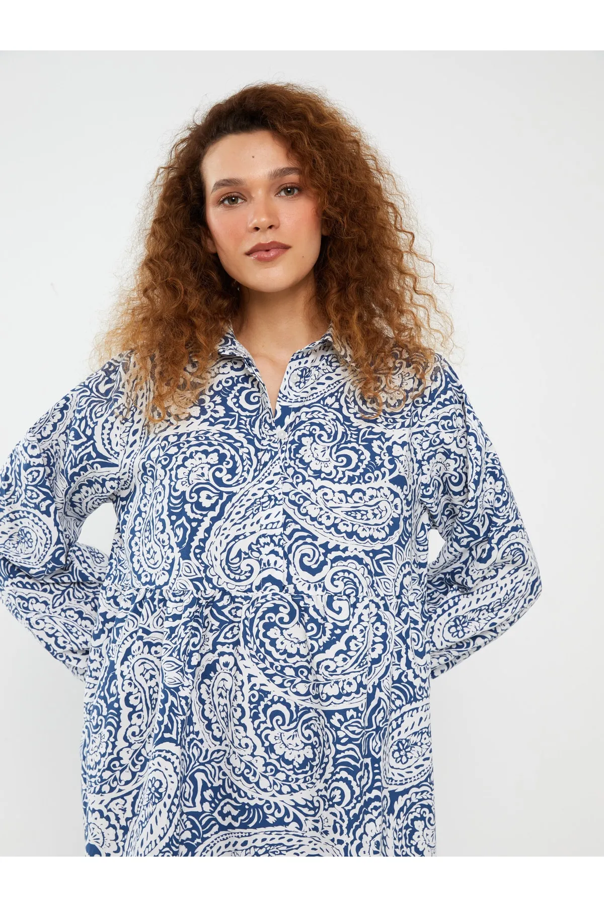 LC Waikiki  Gemustertes Popeline-Damenkleid mit Hemdkragen und langen Ärmeln
