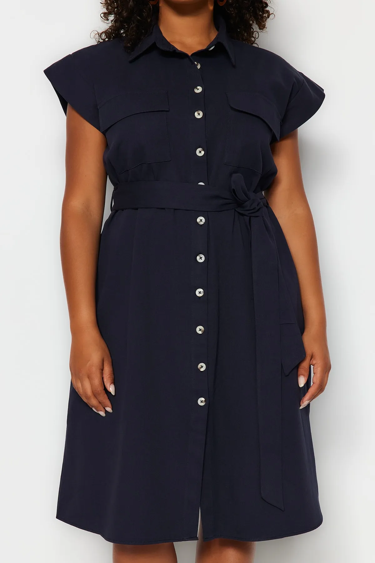 Trendyol Curve  Marineblaues gewebtes Hemdblusenkleid mit Gürtel TBBSS23AH00252