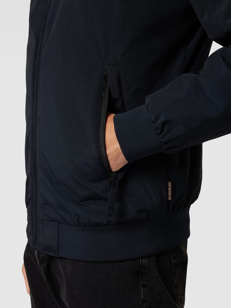 Jacke mit Stehkragen in schwarz