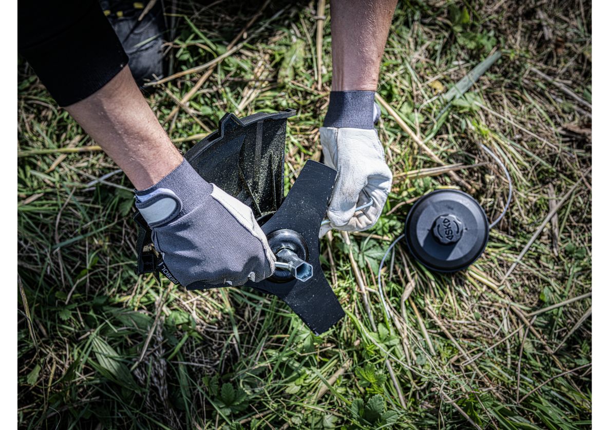 SKIL GT1E0260CA akkus bozótvágó, D-fogantyús, 20 V-os, szénkefe nélküli, akkumulátorok és töltő nélkül, dobozban