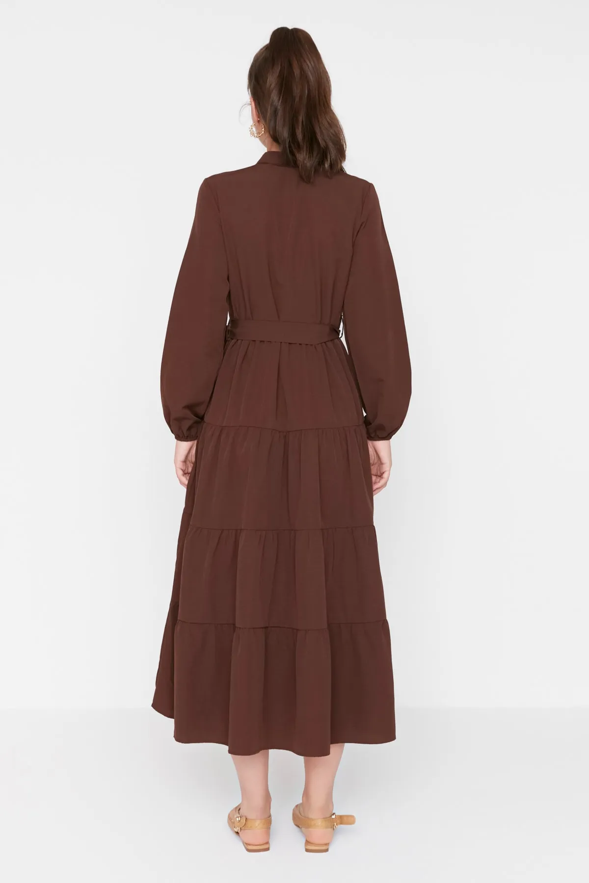 Trendyol Modest  Dunkelbraunes gewebtes Kleid mit Gürtel und Chefkragen sowie Knopfleiste TCTSS21EL3343