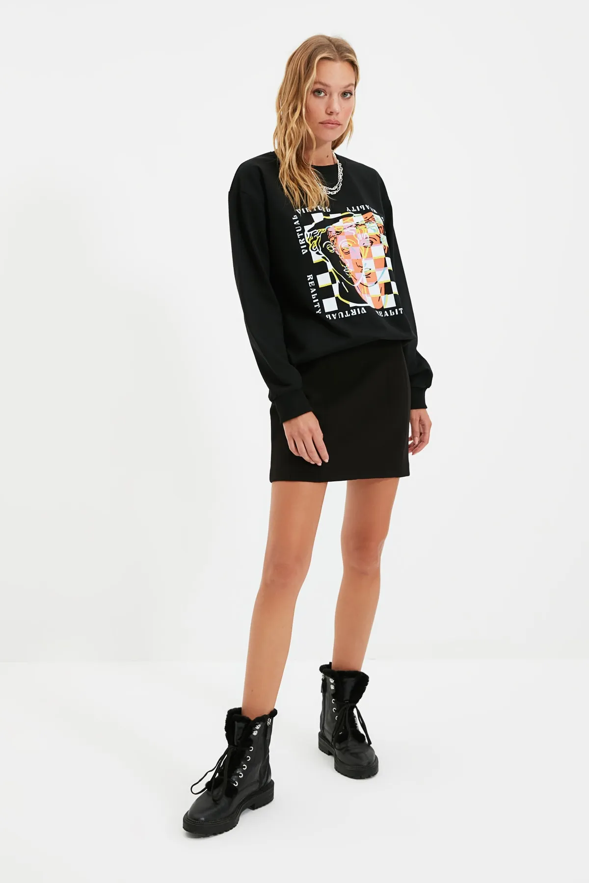 Trendyol Collection  Schwarzes bedrucktes Oversize-Sweatshirt aus Strick