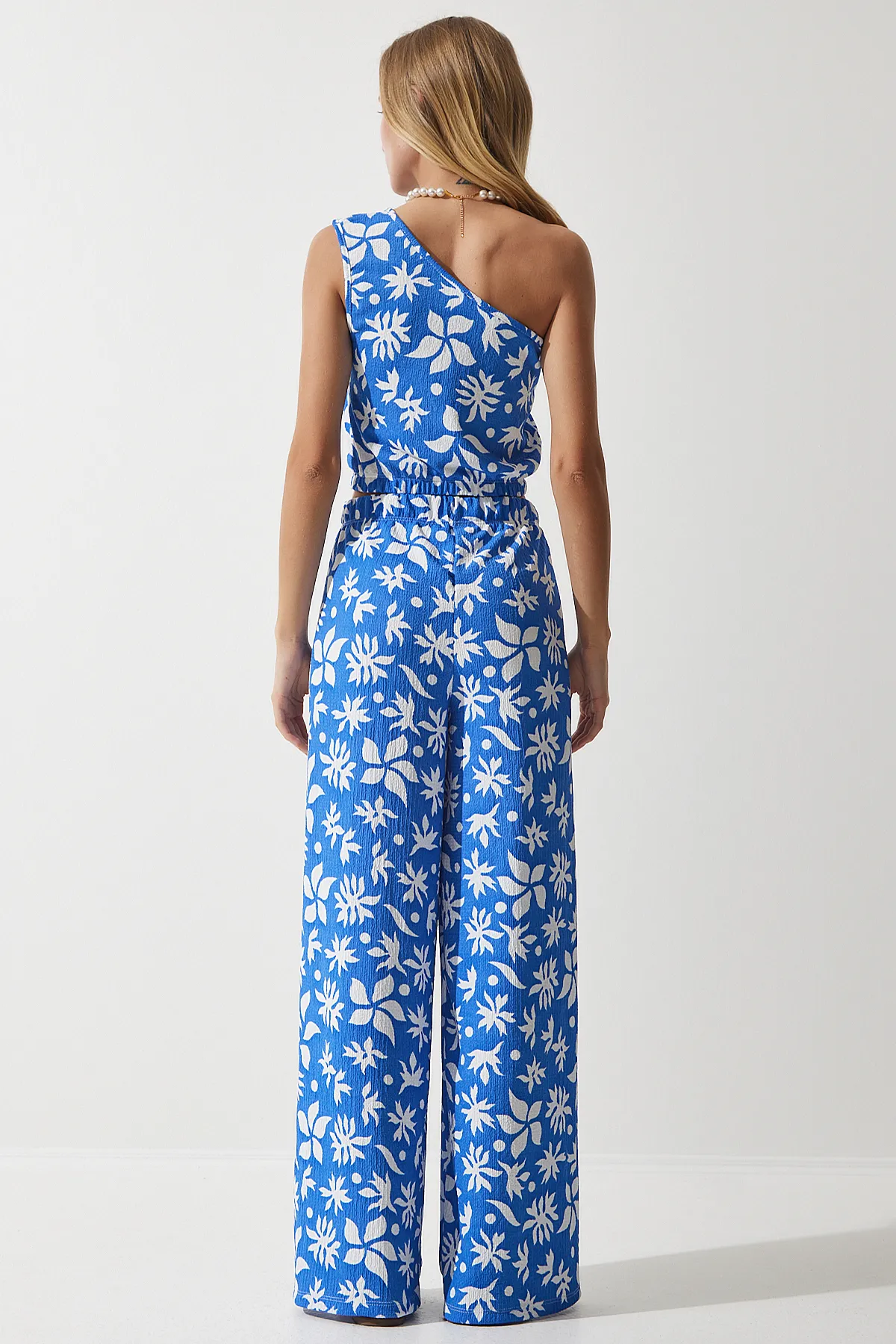 Happiness İstanbul  Blau-weiß gemusterter Palazzo-Anzug aus Strick mit kurzer Bluse für Damen MC00260