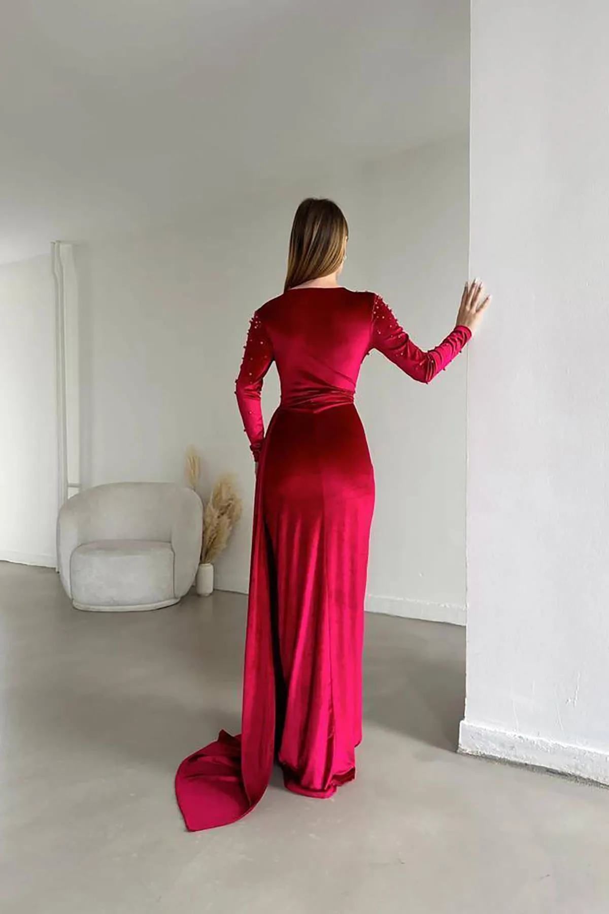 Deafox  Rotes, zweireihiges, langärmliges Maxikleid aus Samt mit Perlenverzierung und Schleppe