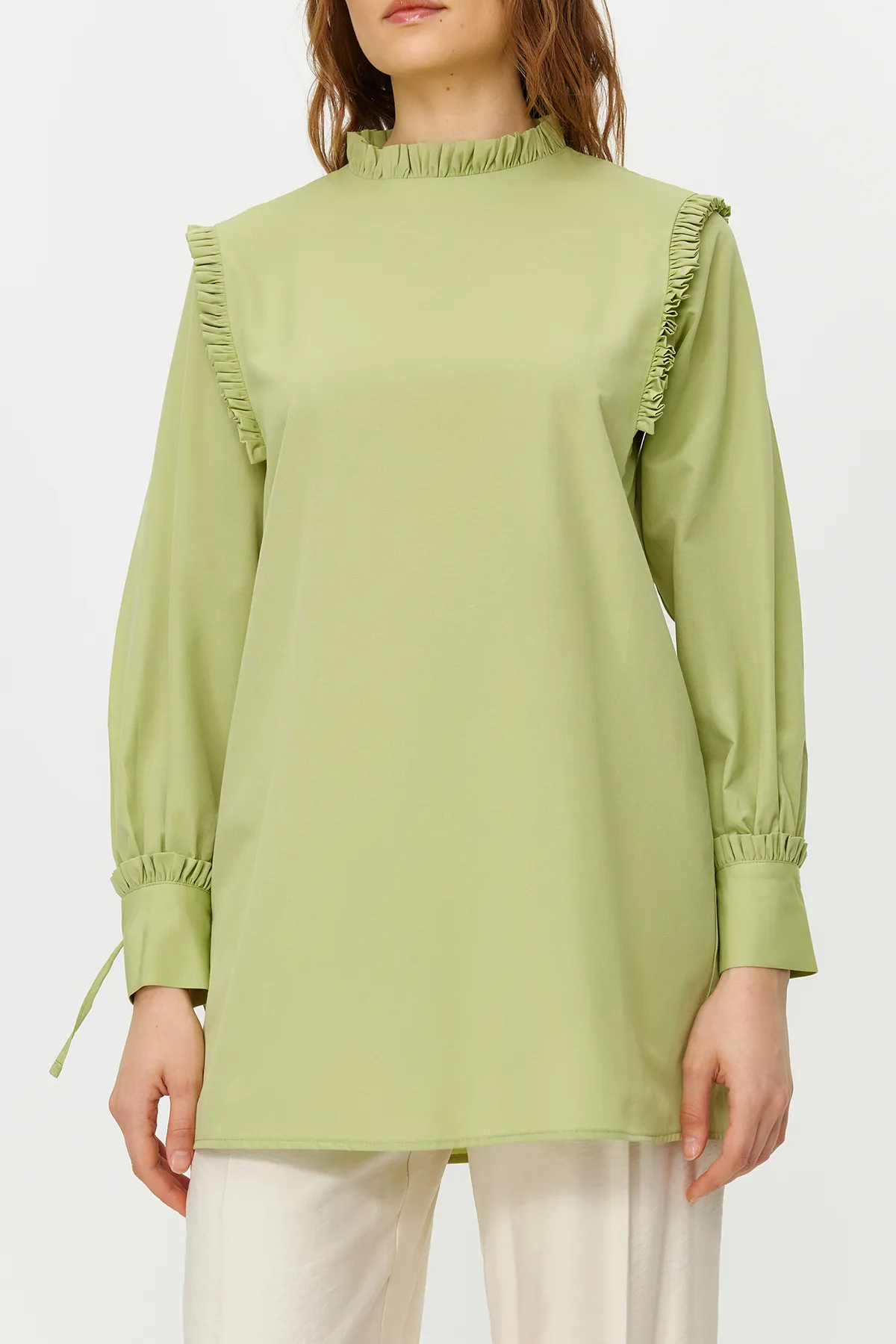 Trendyol Modest  Gewebte Baumwolltunika mit grünen Schultern und Rüschen am Bündchen TCTSS23UK00083