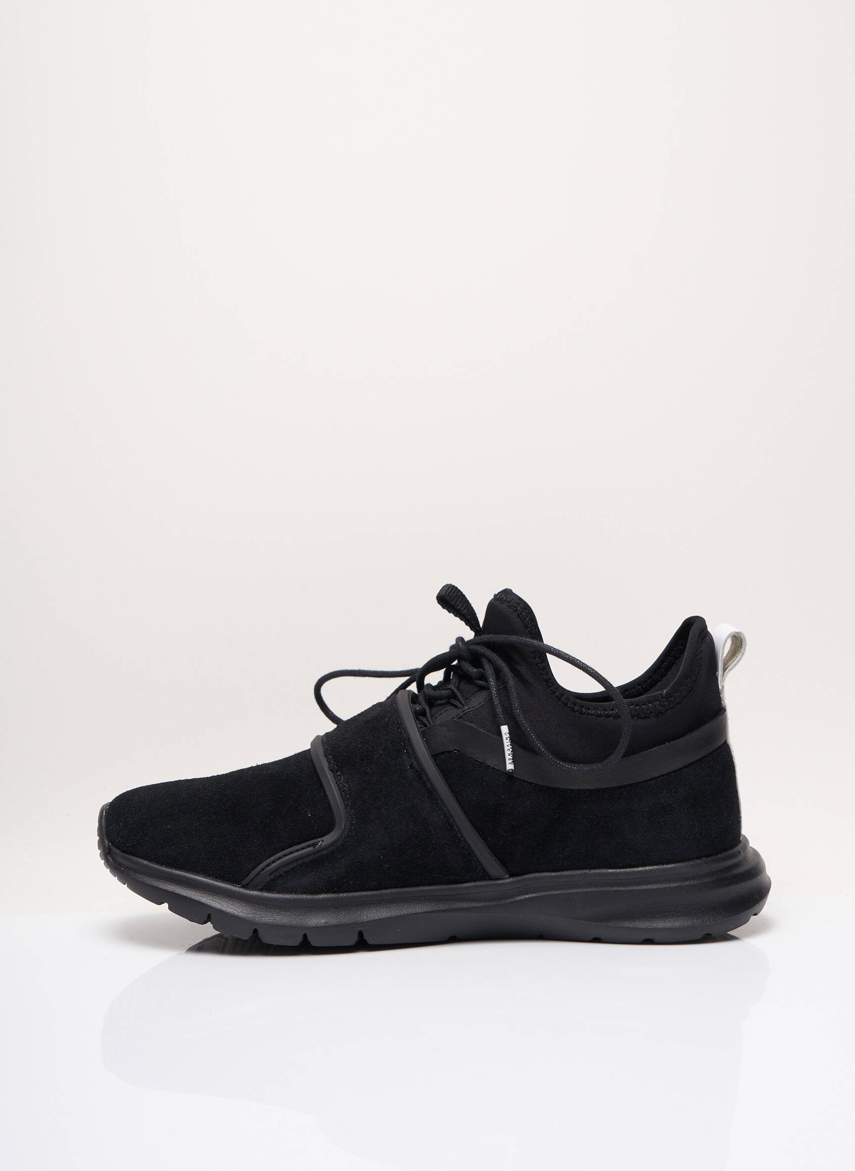 Pantone Universe Baskets Unisexe couleur noir