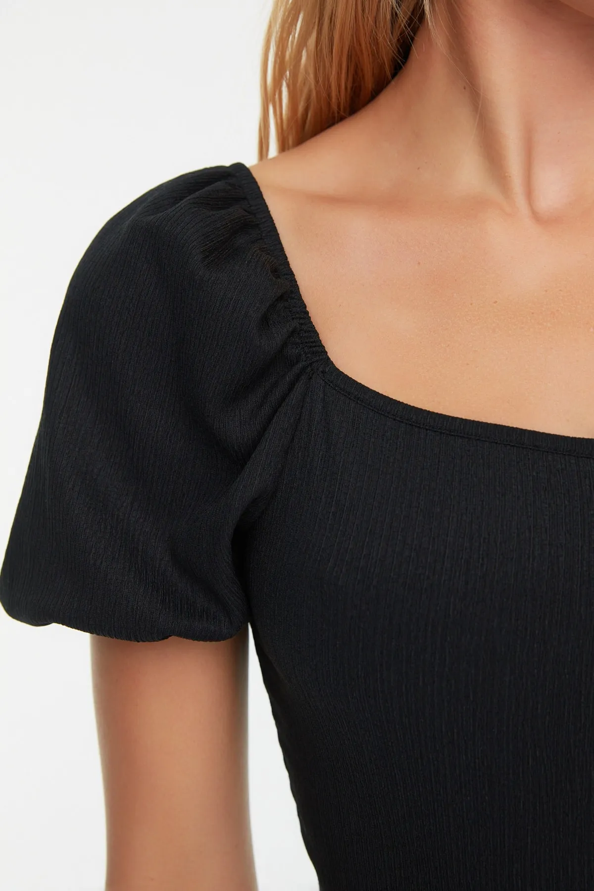 Trendyol Collection  Schwarze, bauchfreie, eng anliegende Pullover-Strickbluse mit quadratischem Ausschnitt und Ballonärmeln TWOSS22BZ00126