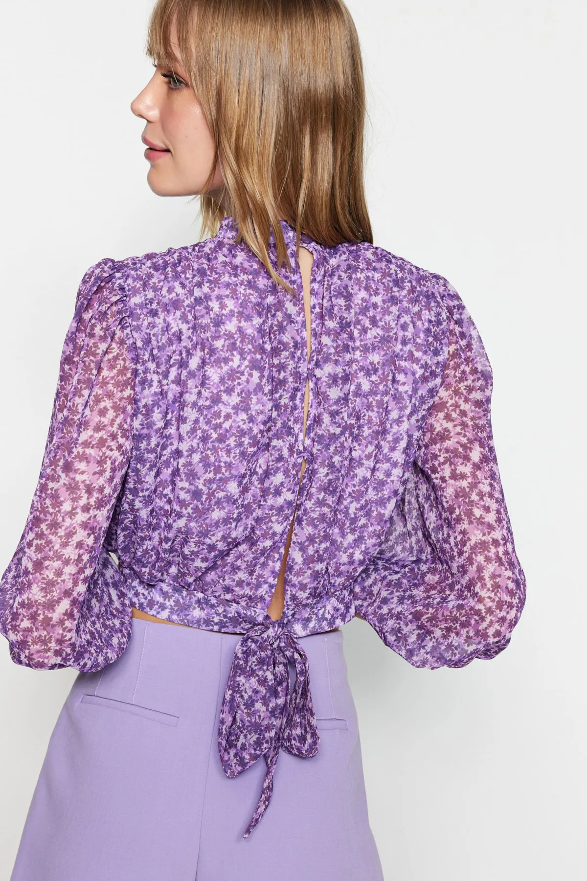 Trendyol Collection  Lila geblümte, kurze, gewebte Bluse mit hohem Kragen TWOSS23BZ00397