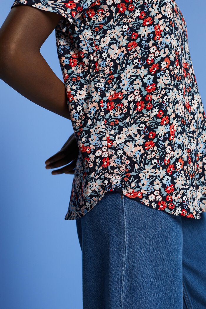 Florale Bluse mit geschlitztem Ausschnitt