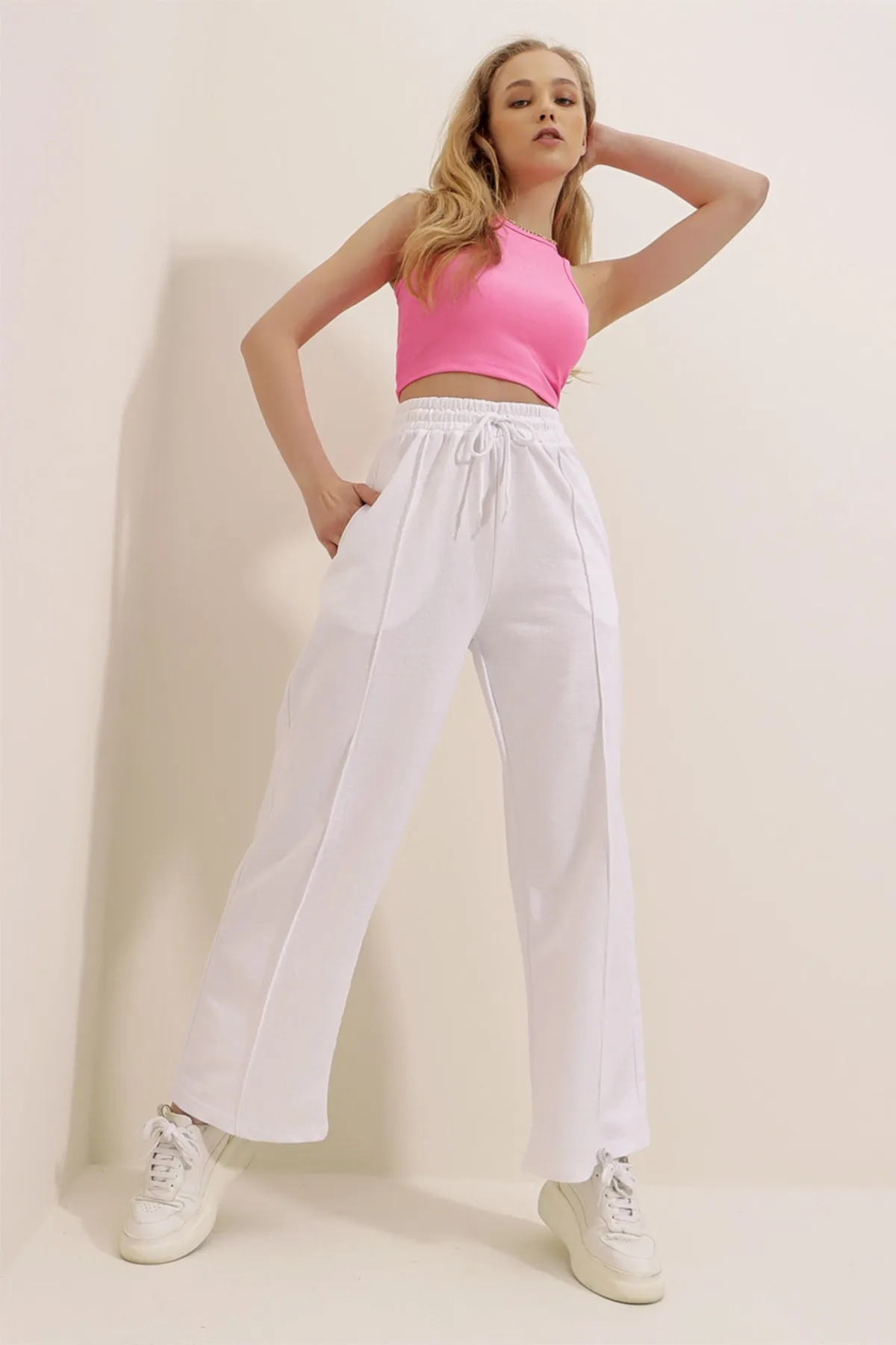 Trend Alaçatı Stili  Jogginghose - Weiß - Wide Leg