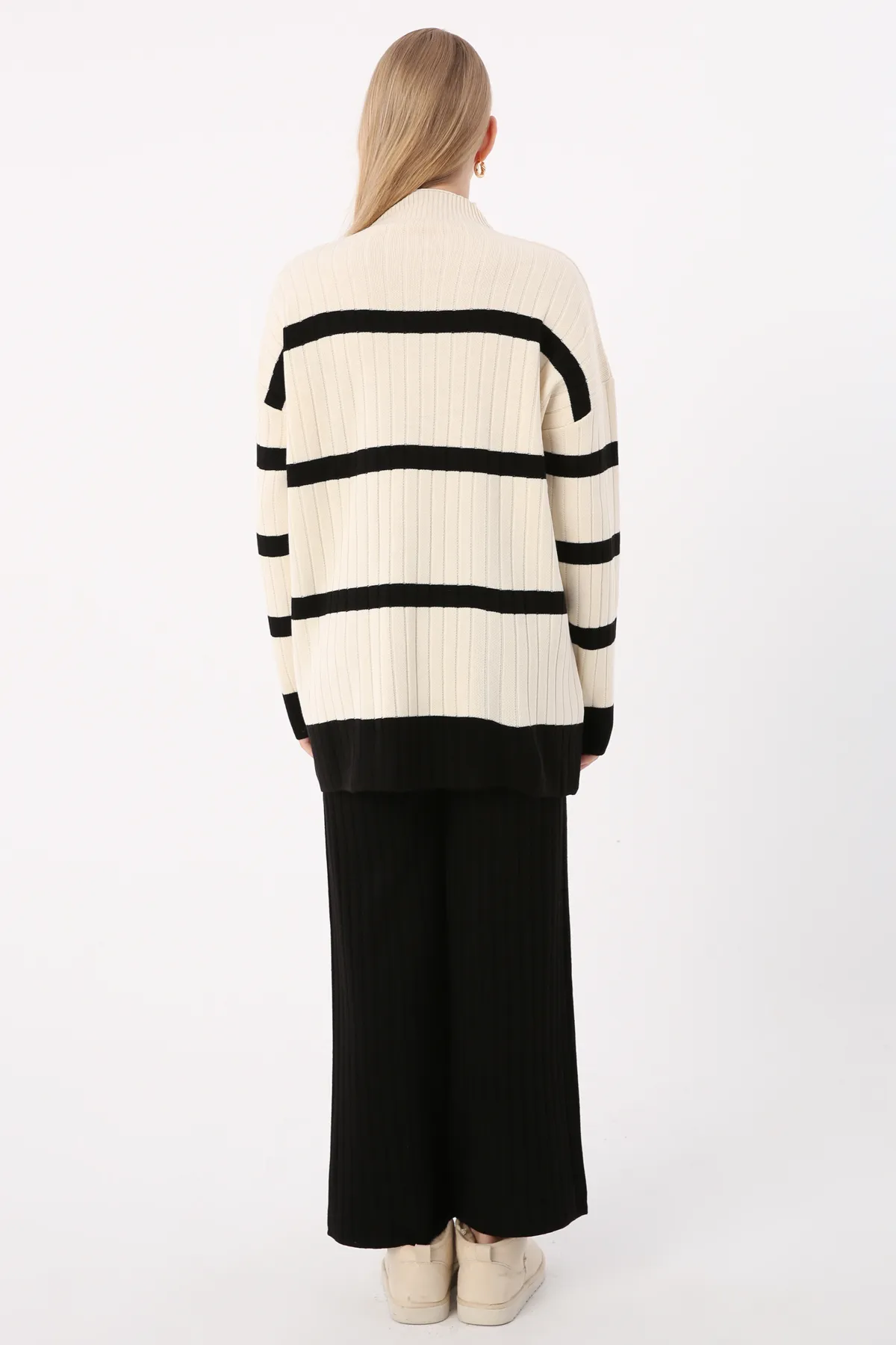 ALLDAY  Strickset aus ecru-schwarz gestreiftem Pullover mit hohem Kragen und Hose mit weitem Bein