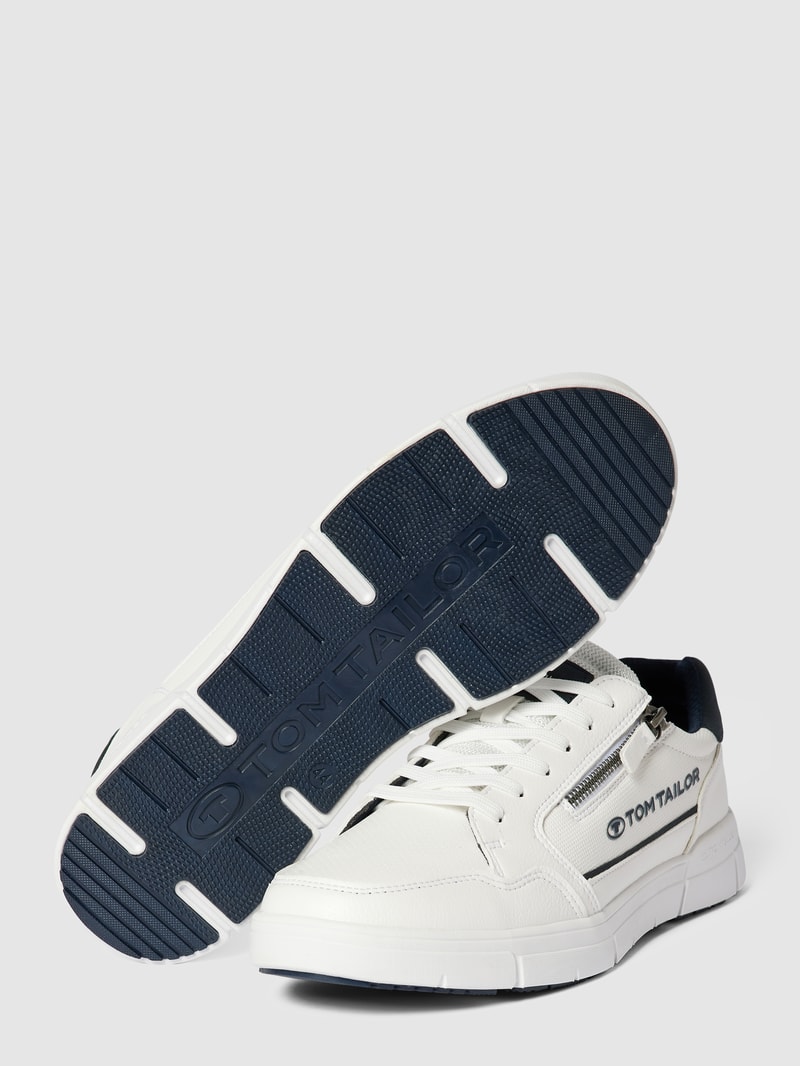Sneaker mit Label-Details in weiß