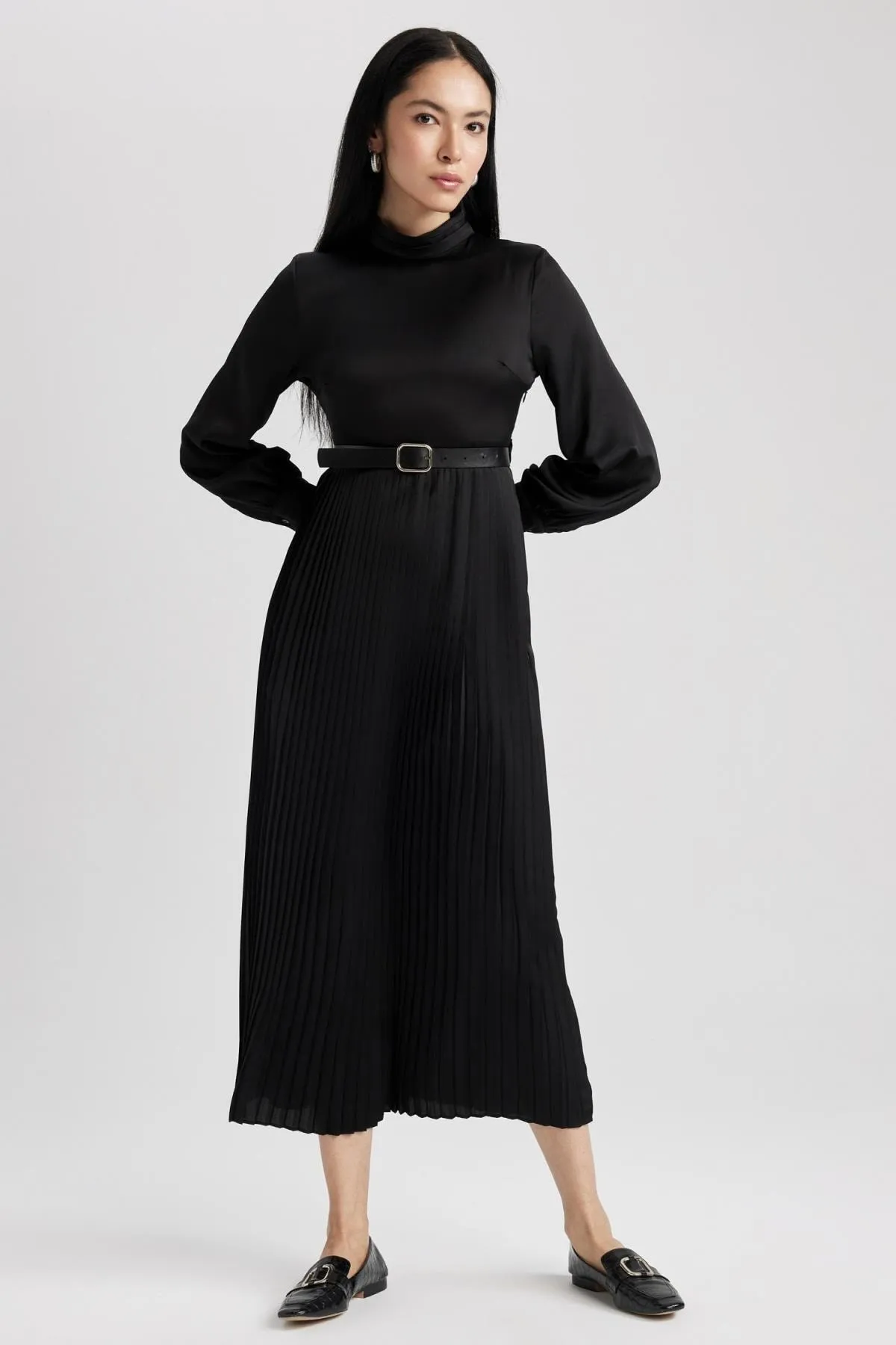 DeFacto  Langärmliges Kleid aus Satin mit plissiertem Hemdkragen und langen Ärmeln