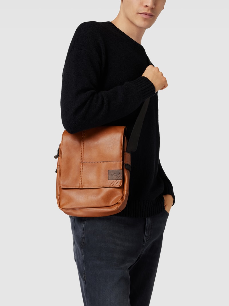 Umhängetasche mit Label-Patch in cognac
