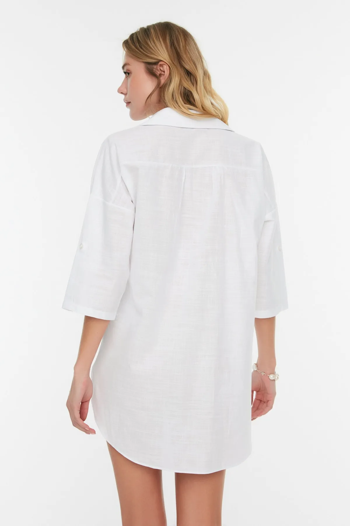 Trendyol Collection  Weißes Mini-Strandkleid aus 100 % gewebter Baumwolle TBESS21EL3979