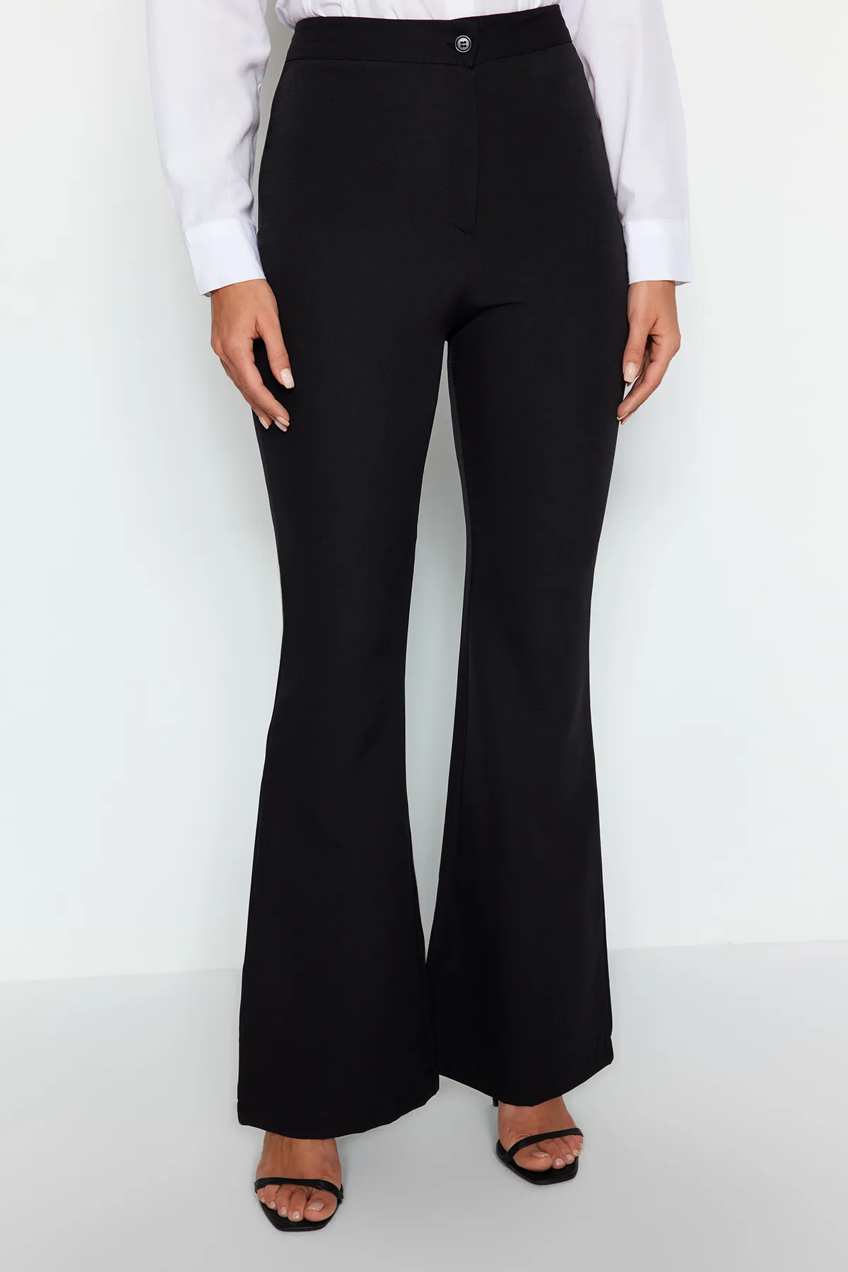 Trendyol Collection  Schwarze gewebte Hose mit ausgestelltem Bein und hoher Taille TWOAW20PL0094
