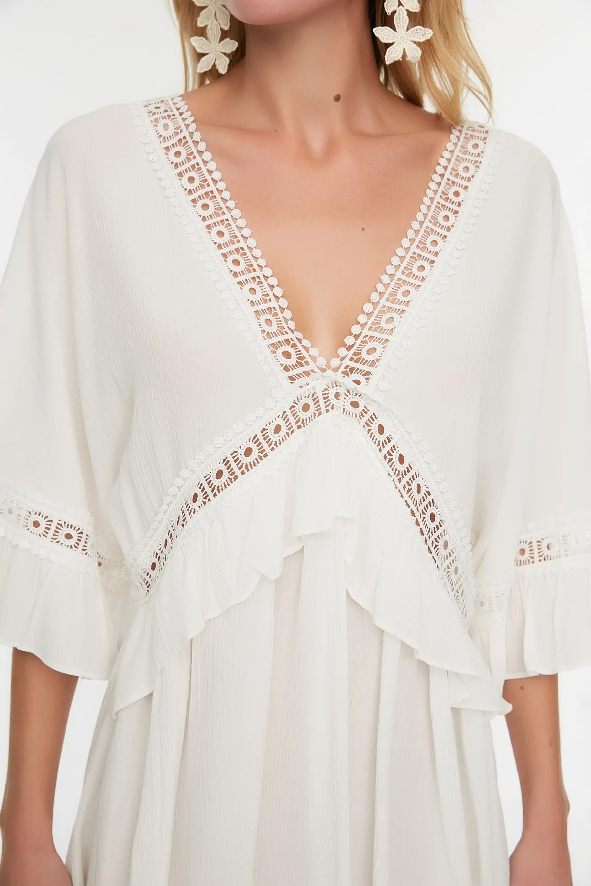 Trendyol Collection  Weißes Mini-Strandkleid mit gewebten Streifen und Zubehör TBESS21EL2759