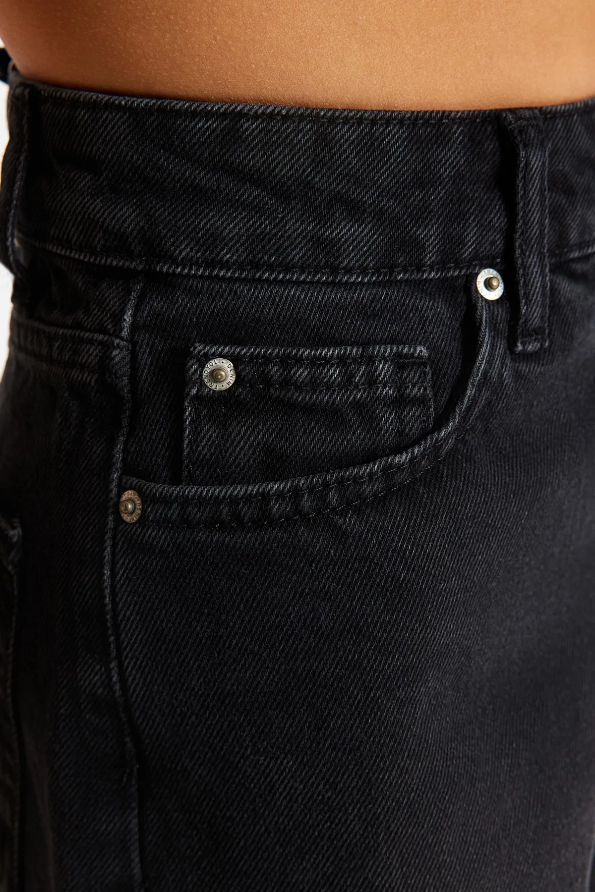 Trendyol Collection  Schwarze Jeansshorts TWOSS23SR00199