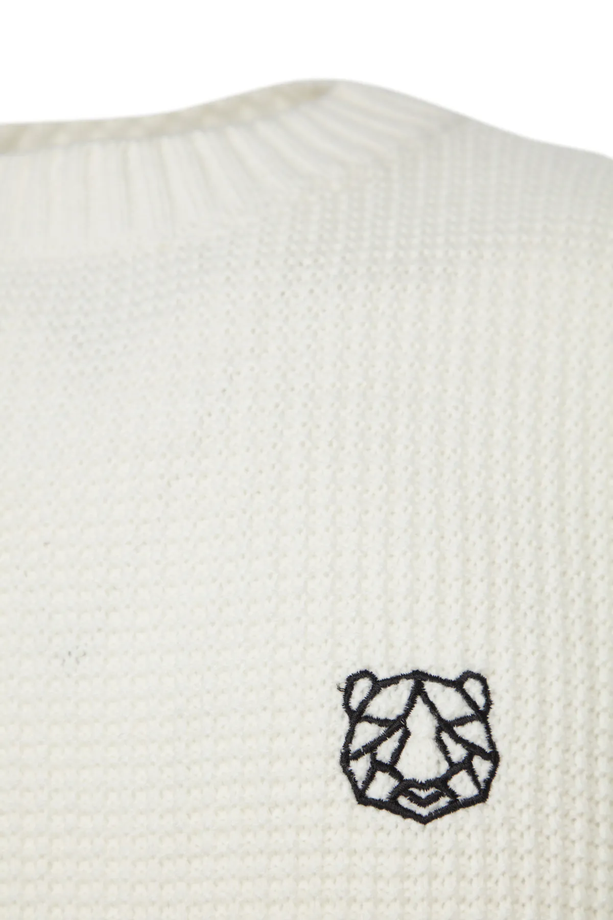 Trendyol Collection  Ecrufarbener Oversize-Pullover mit weiter Passform und Rundhalsausschnitt, bestickter Strickpullover TMNAW24KZ00032