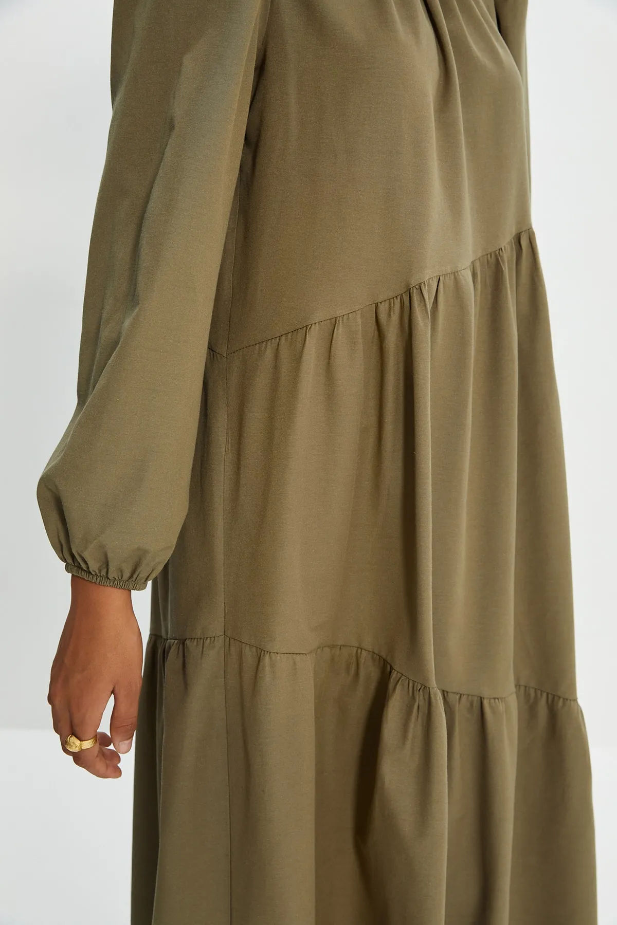Trendyol Modest  Khakifarbenes, gewebtes Baumwollkleid mit weitem Schnitt und Raffung TCTSS21EL3470