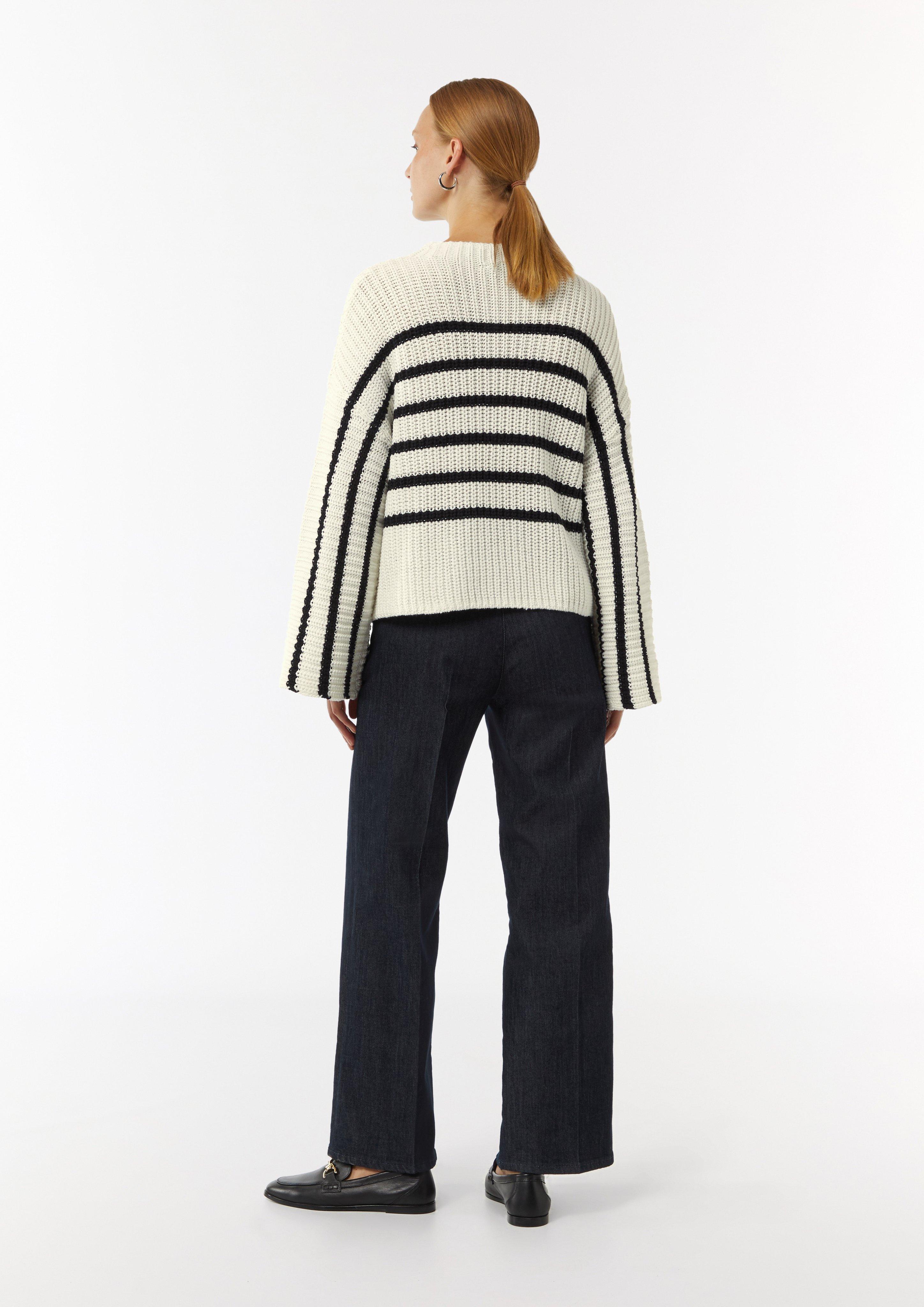 Gestreifter Strickpullover mit Trompeten-Ärmeln - weiß
