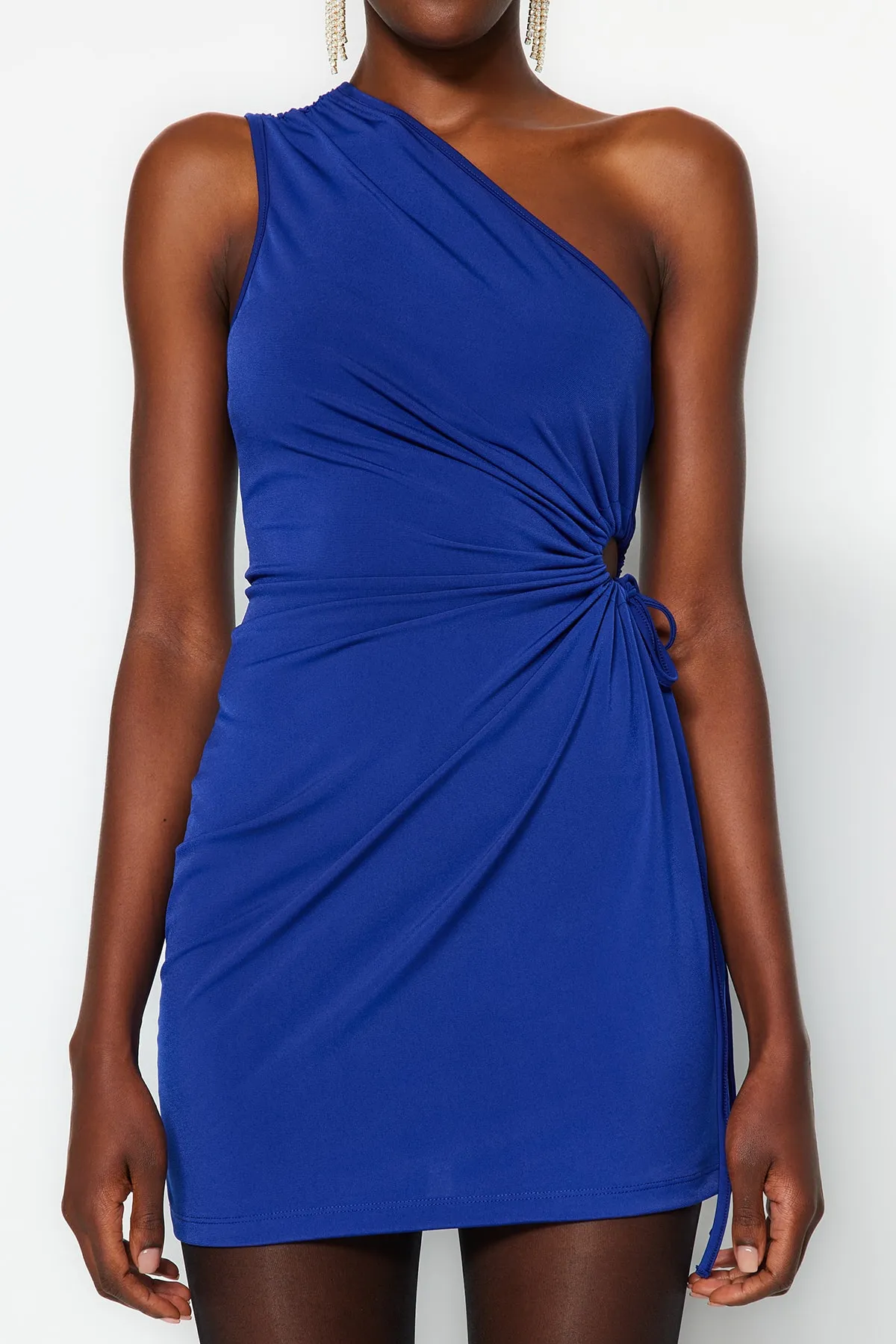 Trendyol Collection  Marineblaues, tailliertes, gestricktes Abendkleid mit Fensterausschnitt und Ausschnitten TPRSS23EL00154