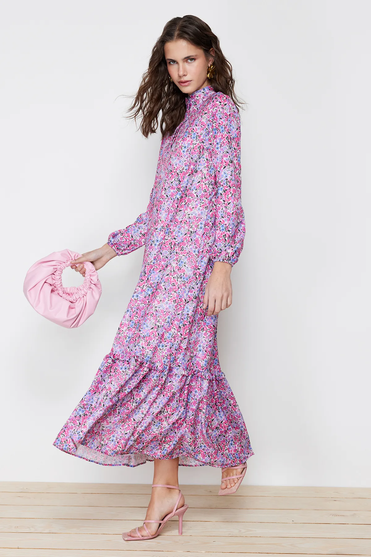 Trendyol Modest  Lilafarbenes, gewebtes Kleid mit Blumenmuster und Rüschen TCTSS21EL3353